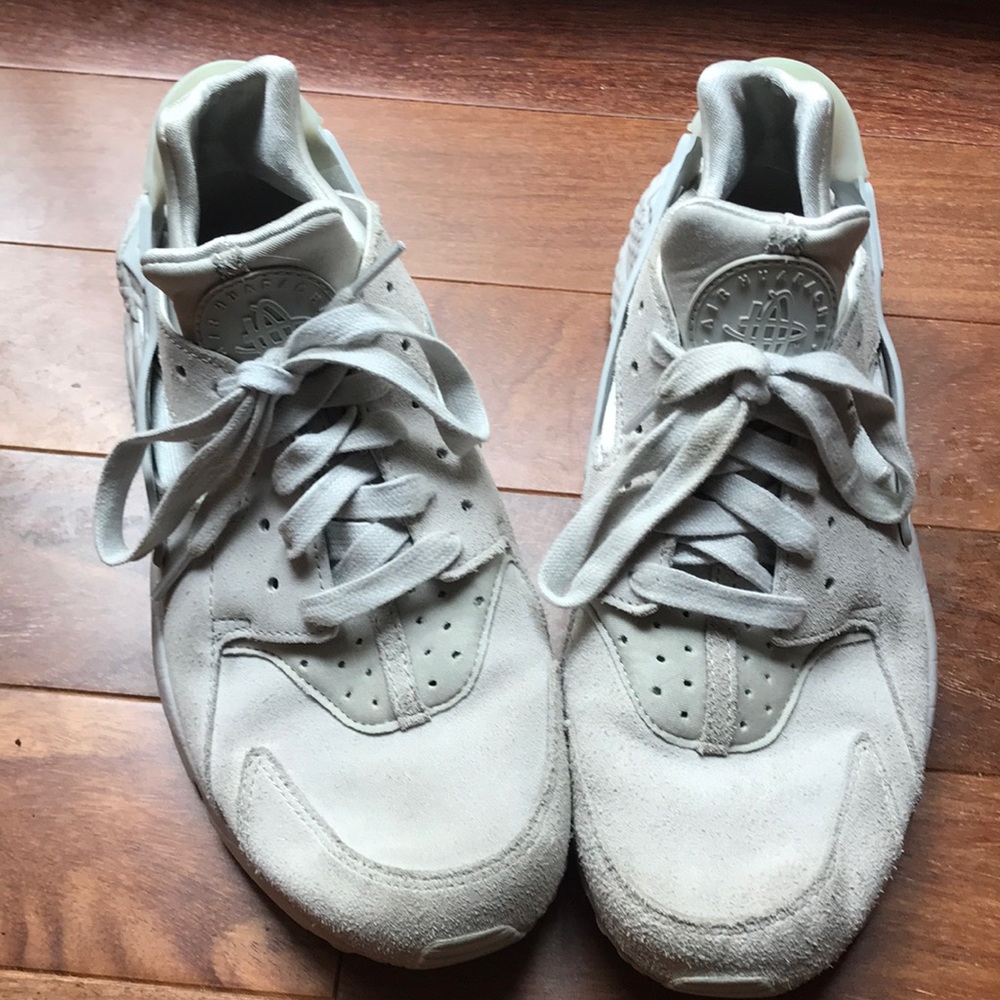 NIKE Suede Huaraches